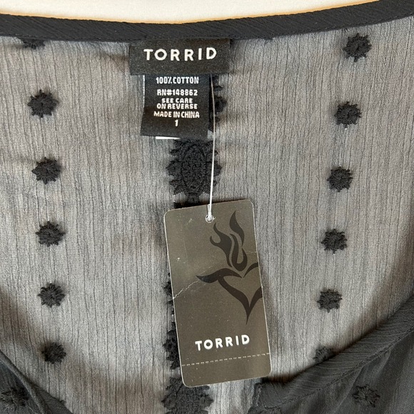 NWT‎ Torrid Womens Black Floral Embroidered Pintuck Blouse Plus Size Sheer Top - Picture 3 of 9